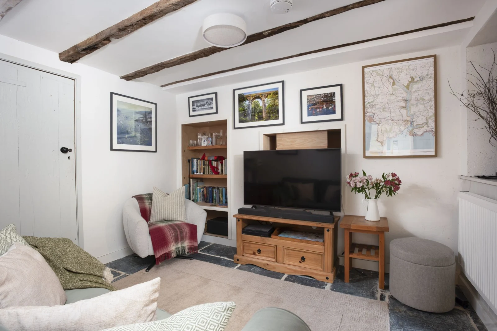 Living room decorated with nautical posters - An Selder
