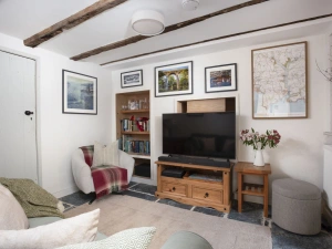 Living room decorated with nautical posters - An Selder