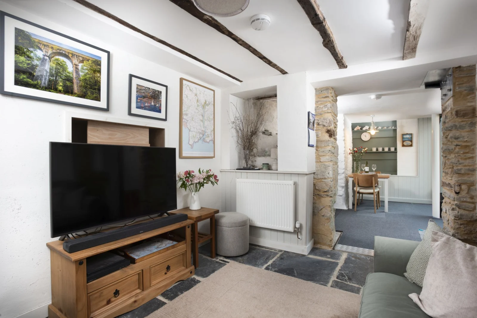 Living room leading into kitchen - An Selder