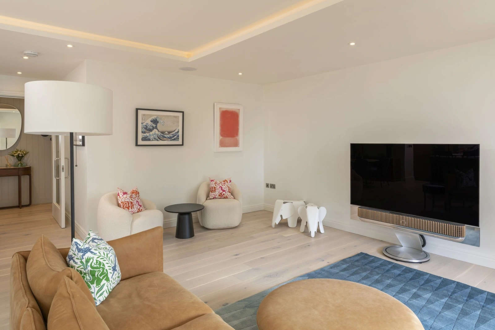 Bright and spacious living space - 4 The Reach