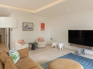 Bright and spacious living space - 4 The Reach