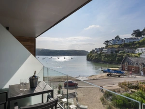 4 The Reach, South Sands