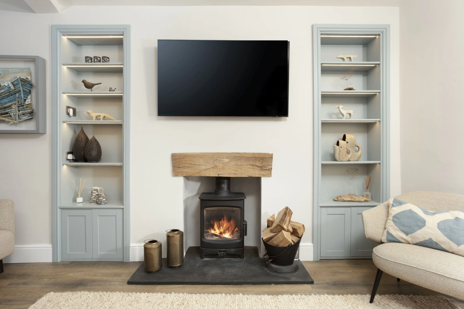 Fireplace in lounge with Smart TV - Myrtle Cottage