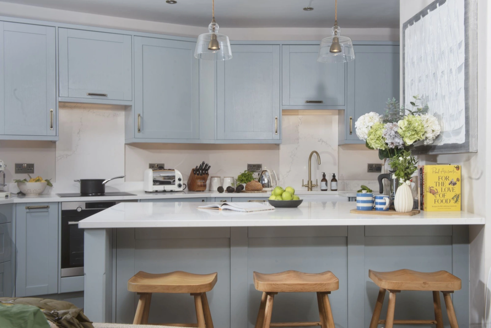 Well equipped kitchen, oven, toaster, dining area - Myrtle Cottage
