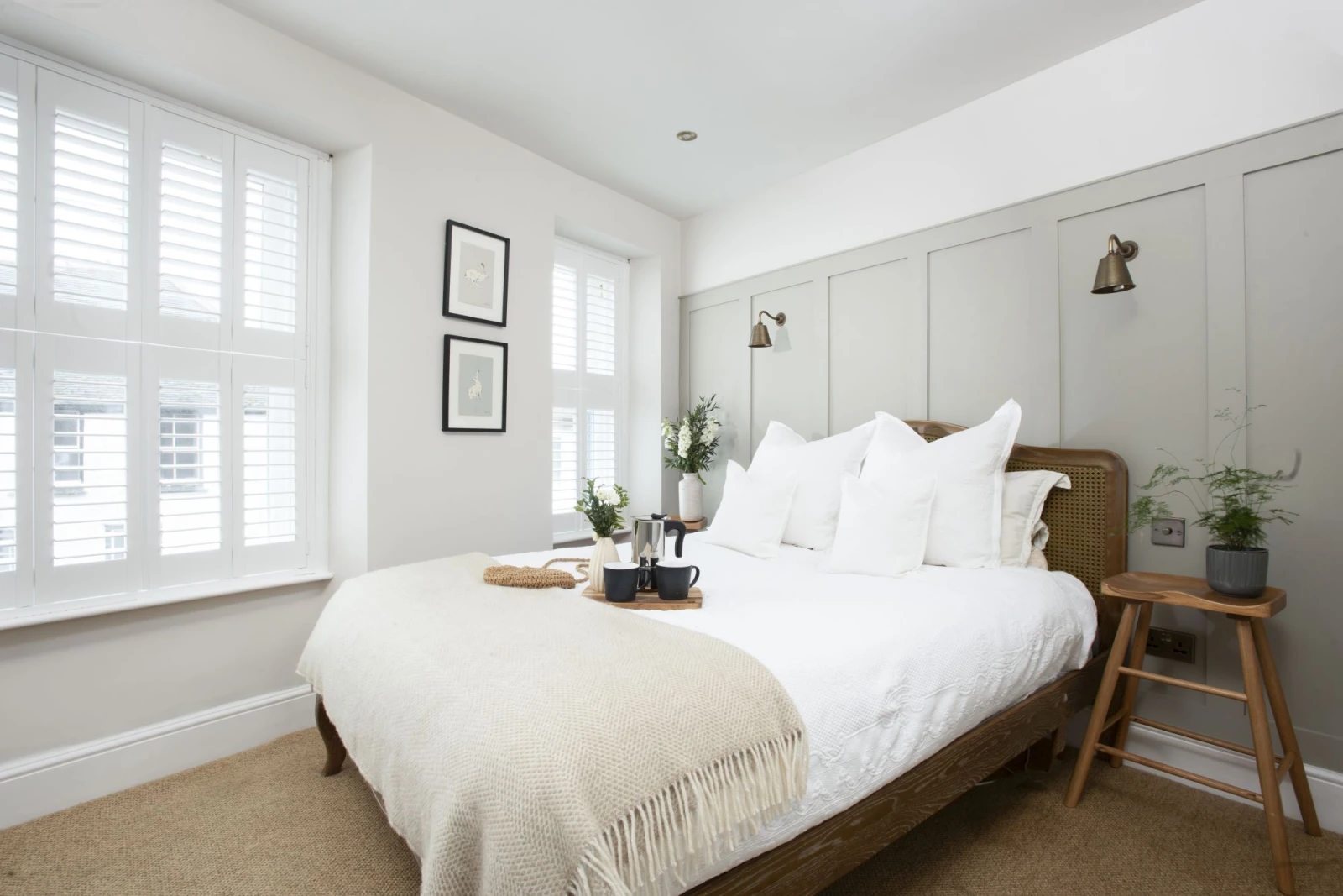 Light and airy king size bedroom with bedside tables - Myrtle Cottage