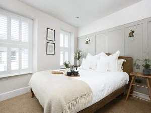 Light and airy king size bedroom with bedside tables - Myrtle Cottage