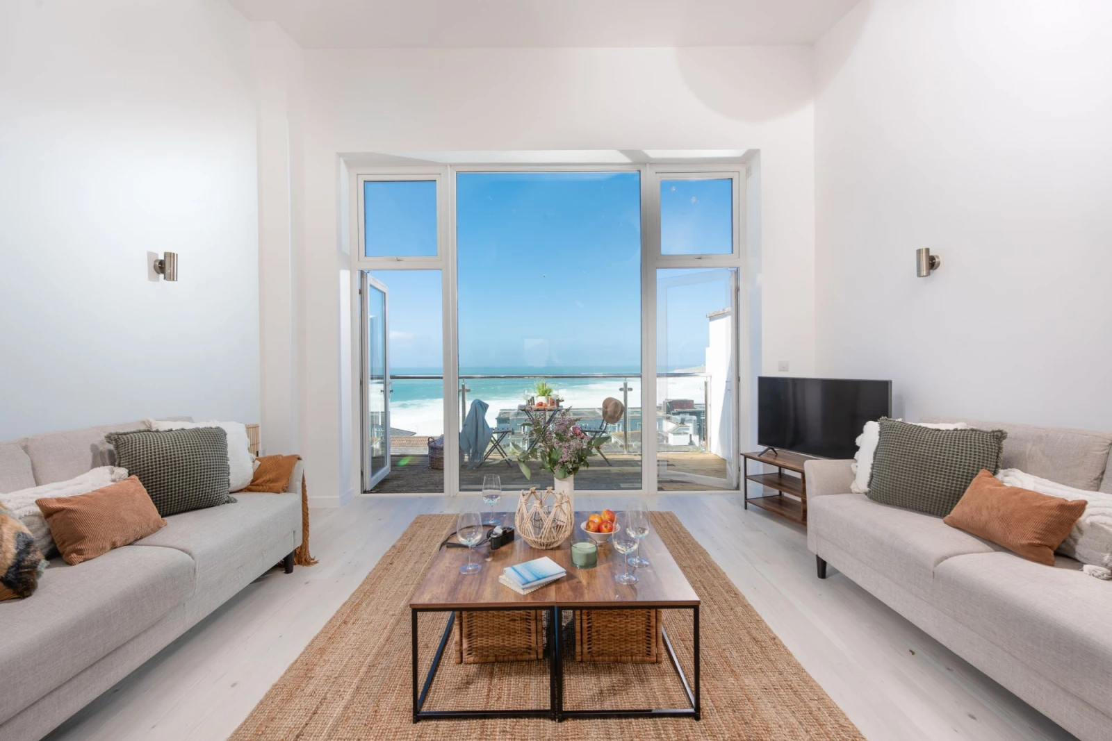 Bright apartment with sea views - 5 Gwelva