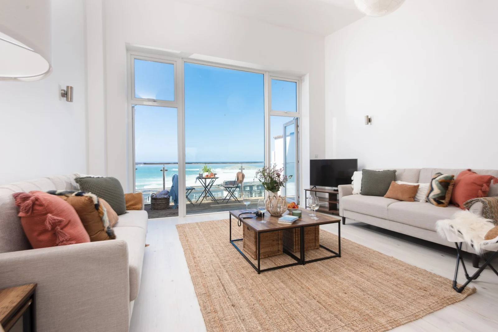 Two comfortable sofas, TV and coffee table - 5 Gwelva