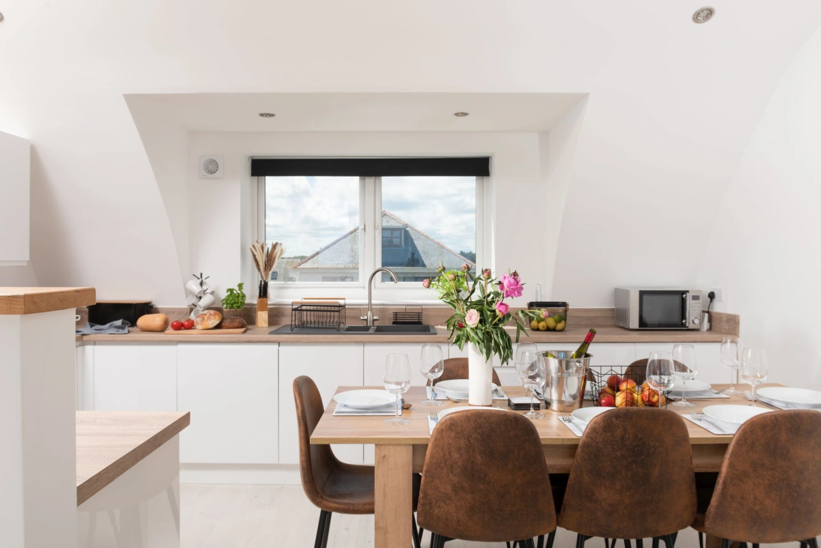 Dining area and kitchen - 5 Gwelva