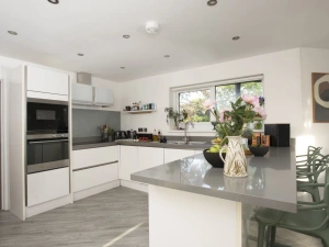 Kitchen with oven, hob, dishwasher, seating area - Estuary Watch
