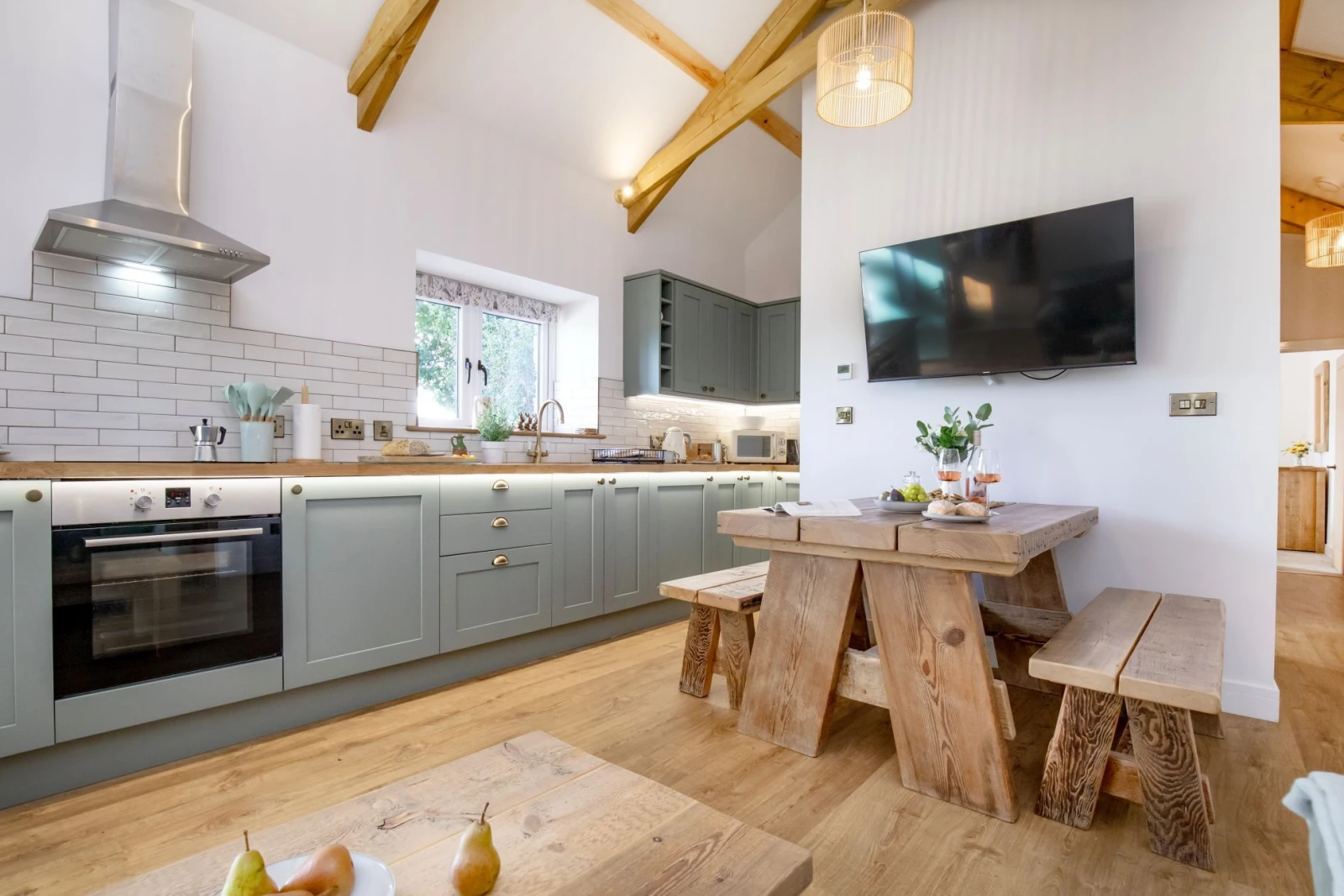 Dining table, TV, oven and coffee maker  - Longpark Linhay