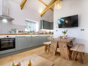 Dining table, TV, oven and coffee maker  - Longpark Linhay