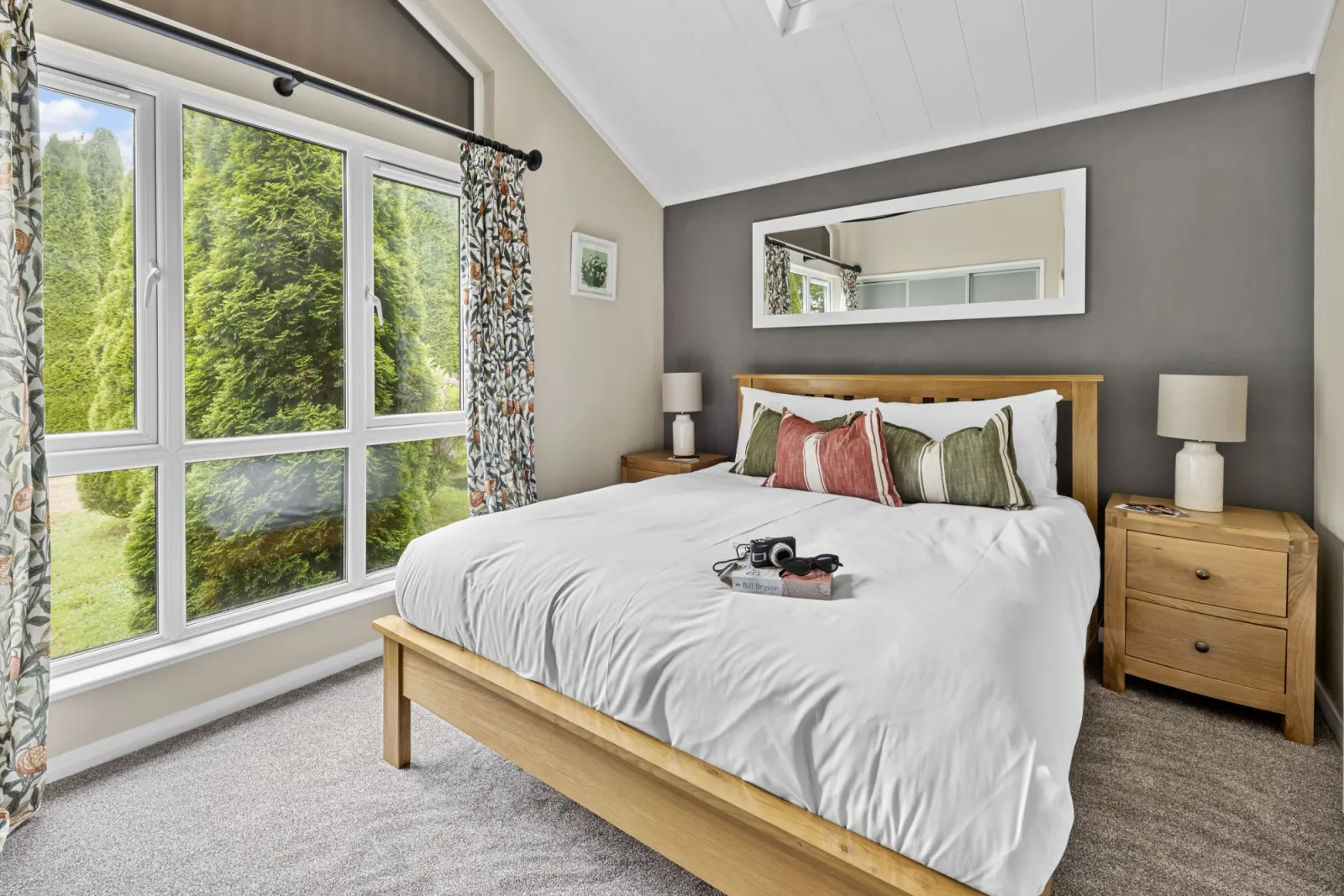 King size bed, side tables, lamps, wardrobe - Brayford Lodge, Kentisbury Grange