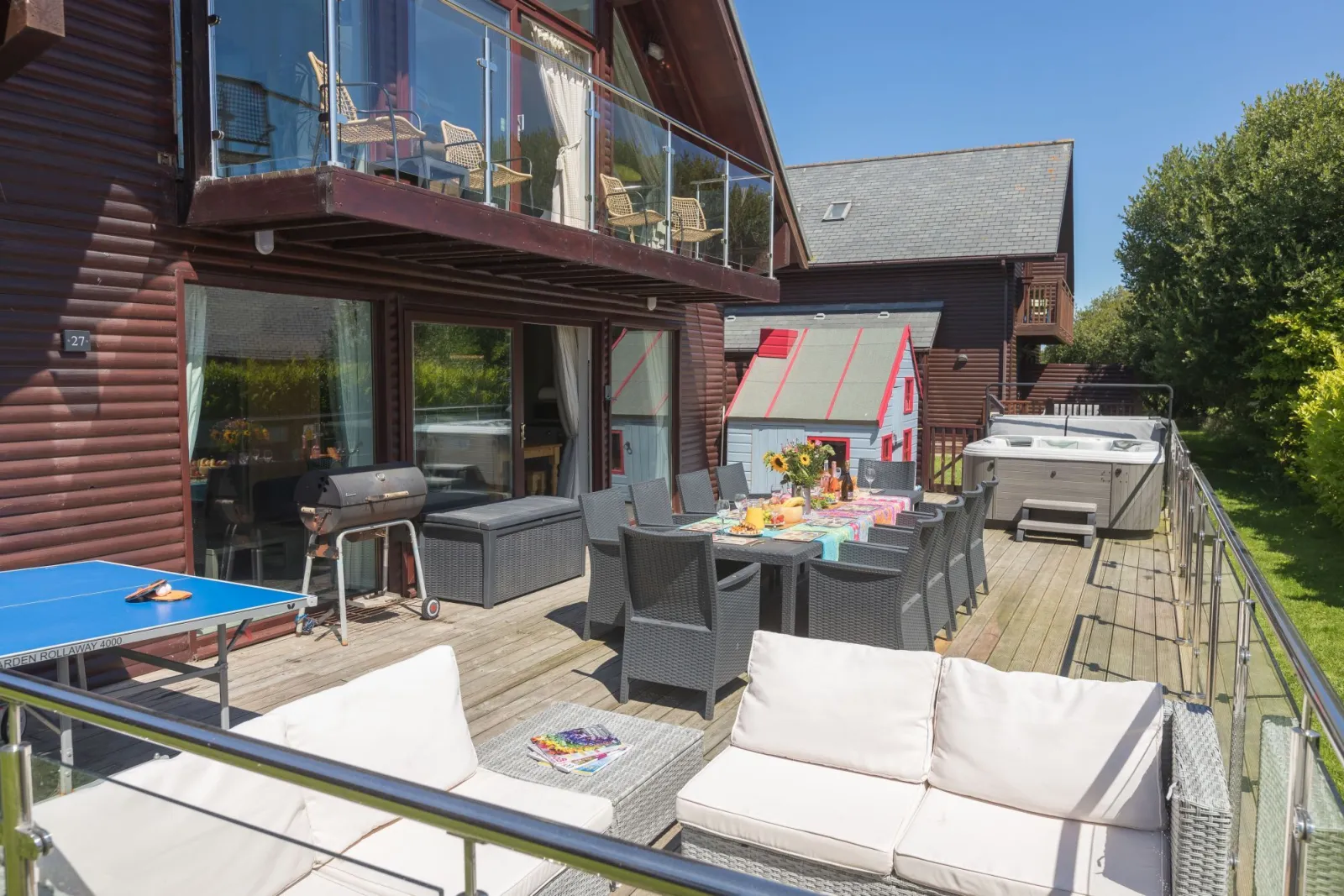 Outdoor seating for all guests and a large dining table - Lodge 27