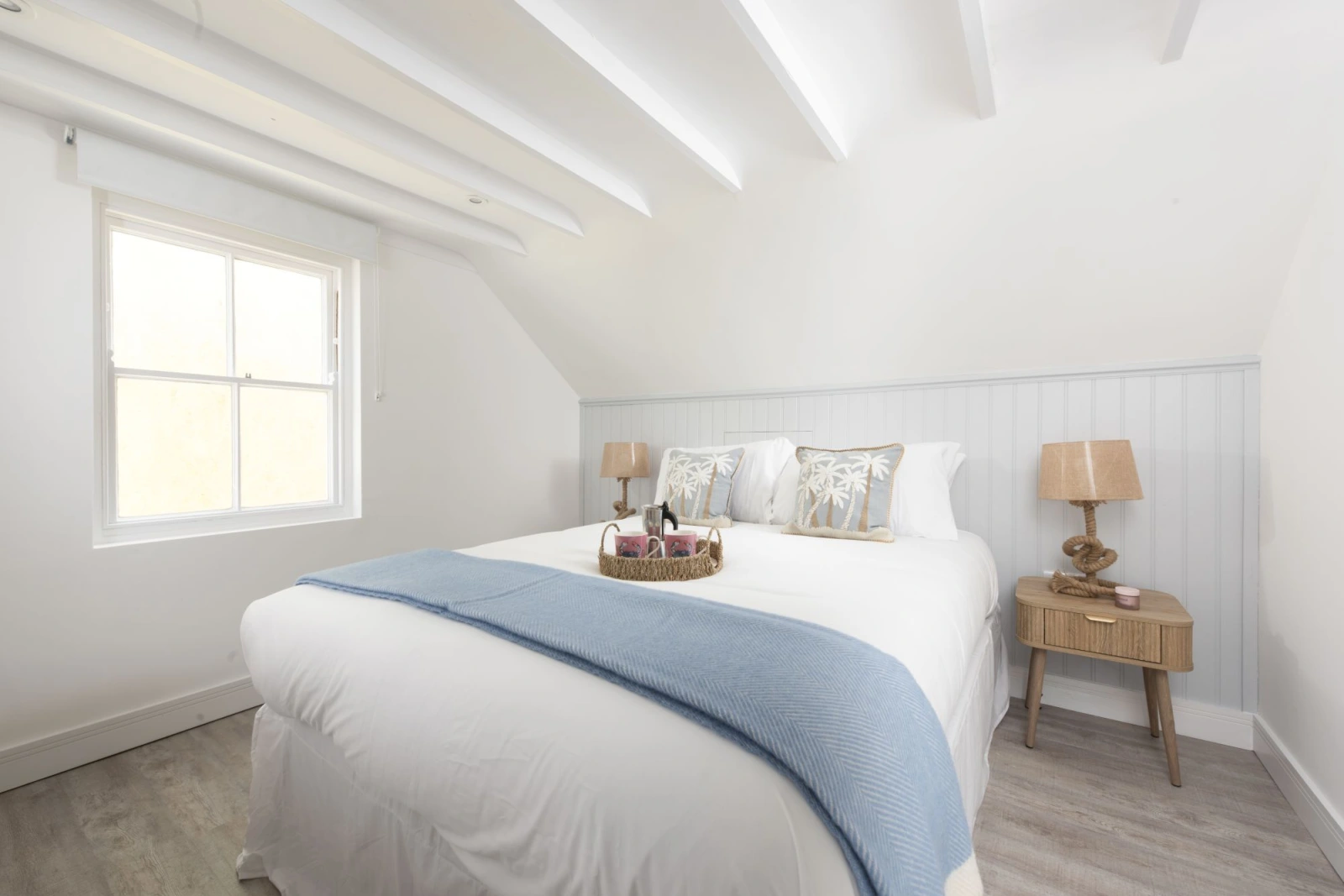 King size master bedroom, bedside table, lamps - 4 Tywarnhayle Square