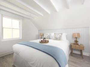 King size master bedroom, bedside table, lamps - 4 Tywarnhayle Square
