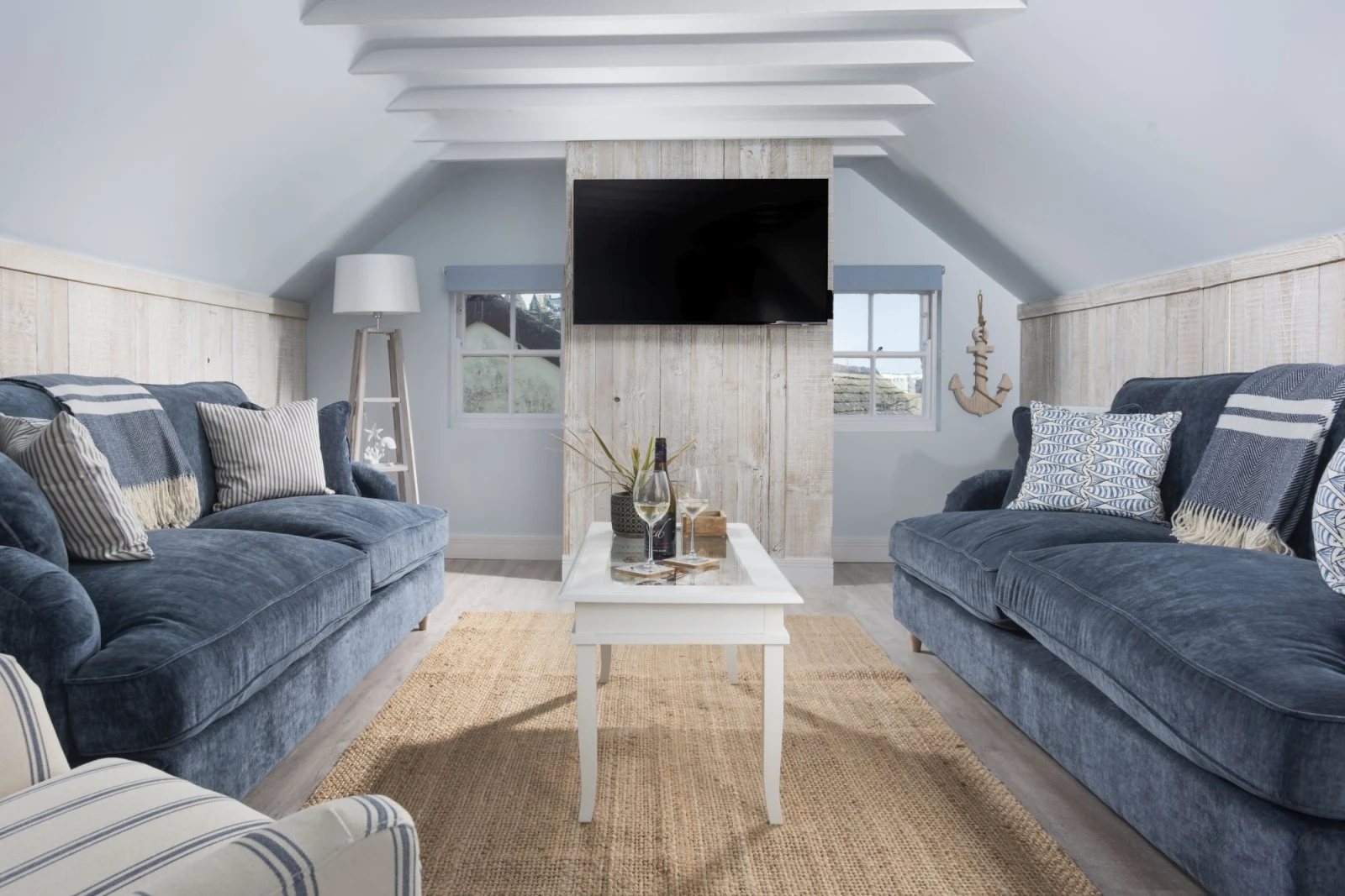 Living room with smart TV, sofas and arm chair - 4 Tywarnhayle Square