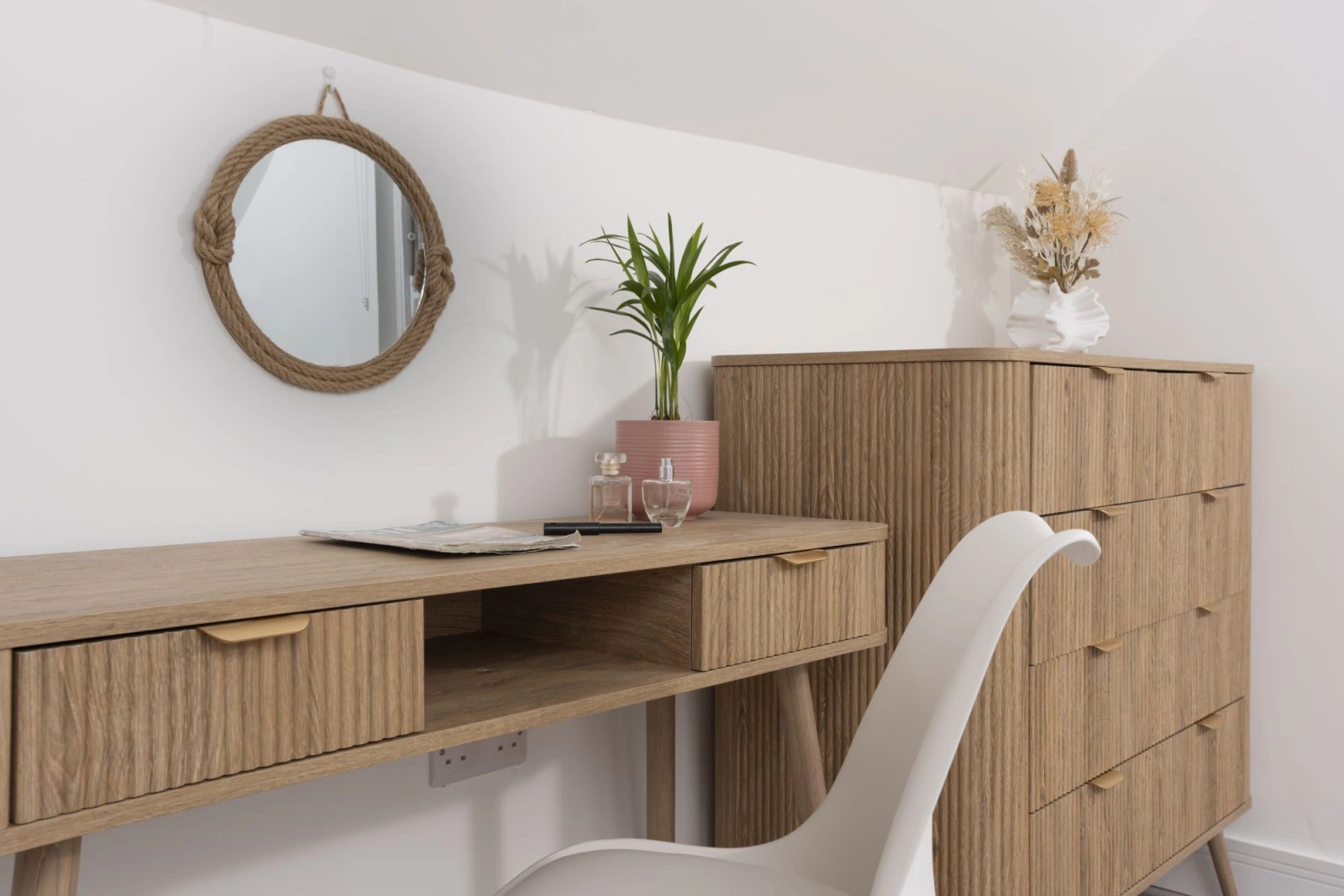 Dressing table and mirror with chest of drawers in bedroom - 4 Tywarnhayle Square