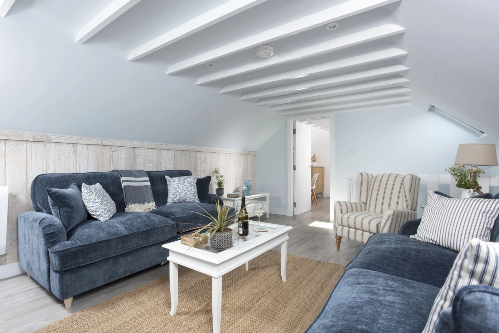 Living area with plenty of seating and coffee table - 4 Tywarnhayle Square