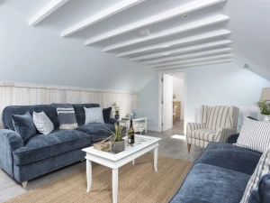 Living area with plenty of seating and coffee table - 4 Tywarnhayle Square