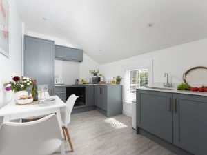 Fully equipped kitchen, dining area for three, oven, hob, fridge - 4 Tywarnhayle Square
