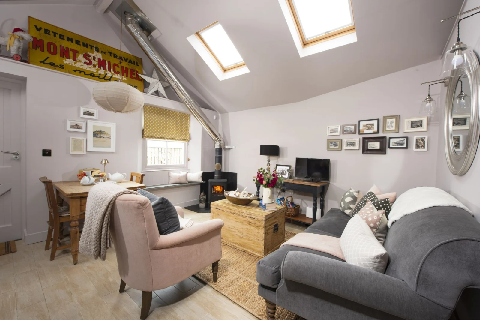 Living space with Tv, seating area, wi-fi, fireplace - The store Room  
