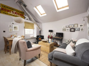 Living space with Tv, seating area, wi-fi, fireplace - The store Room  