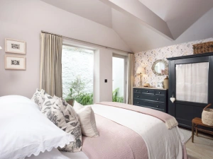 King size bedroom wardrobe and chest of drawers - The store Room 