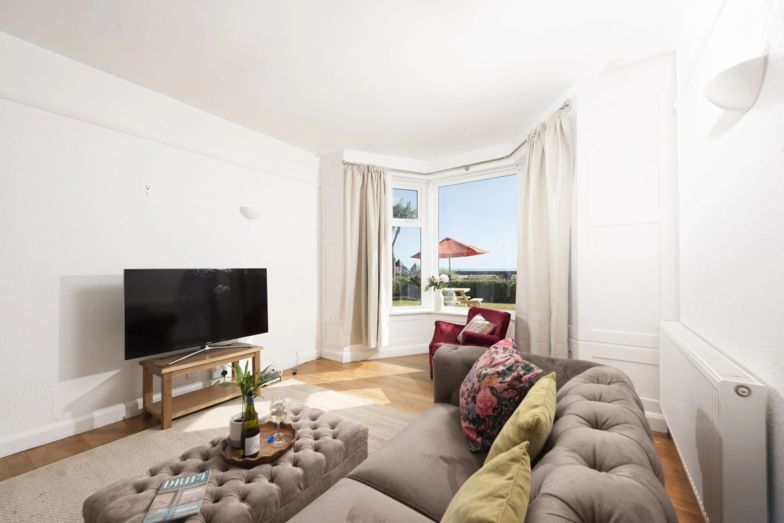 Living area, Smart TV, sofa, sea view, armchair, wi-fi - Folneth