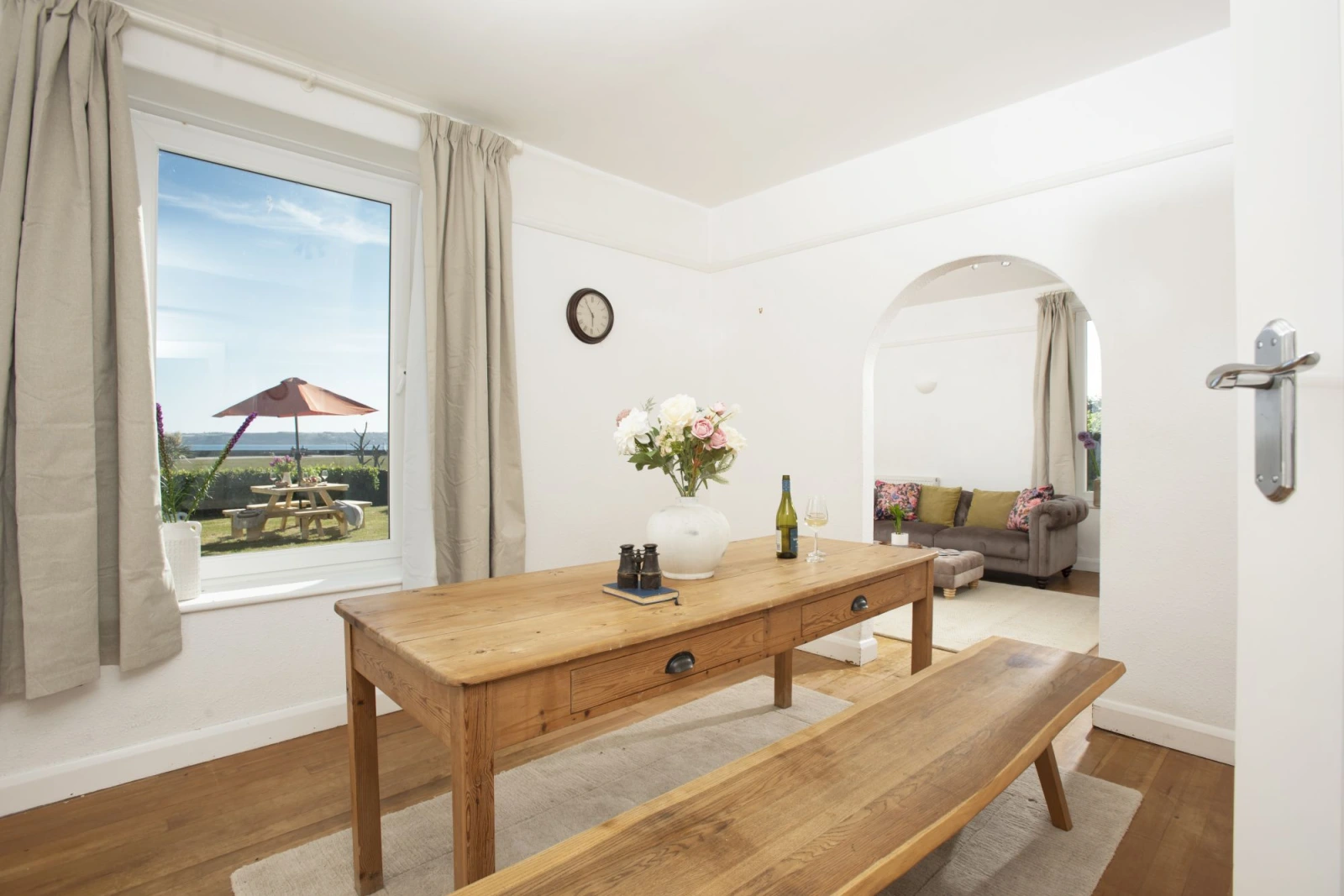Dining table and bench with ocean view - Folneth