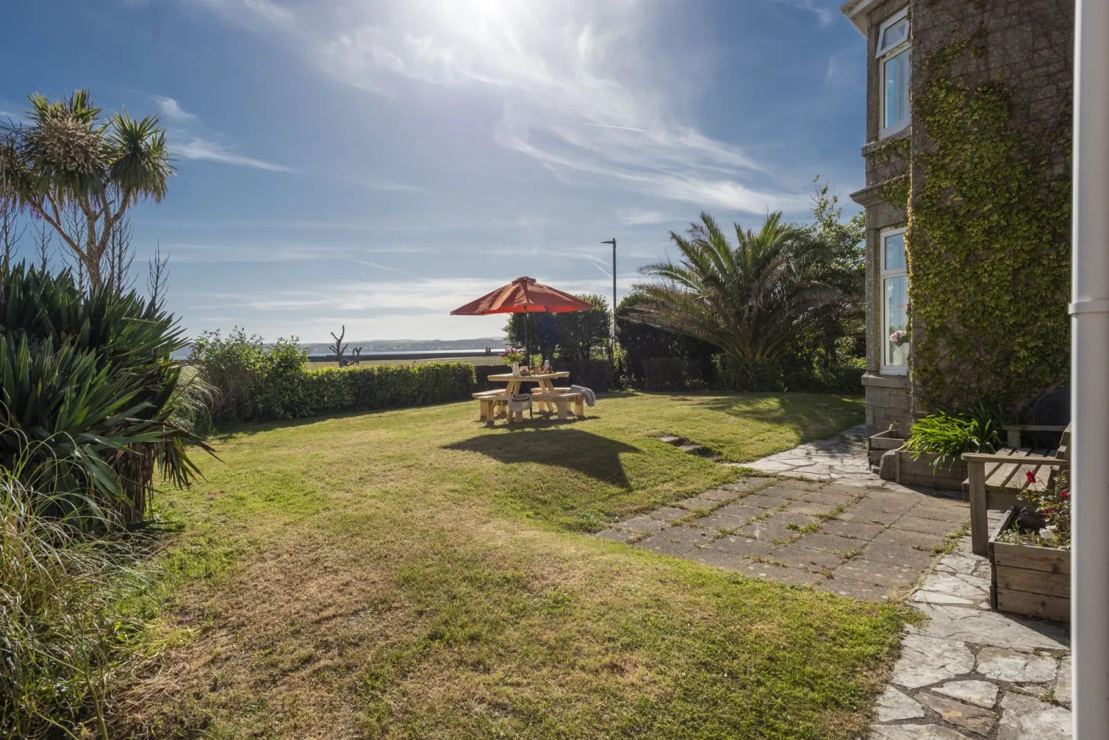 Large front garden with exceptional views - Folneth