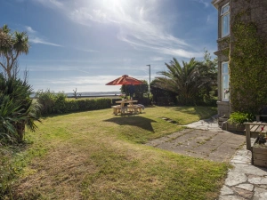 Large front garden with exceptional views - Folneth
