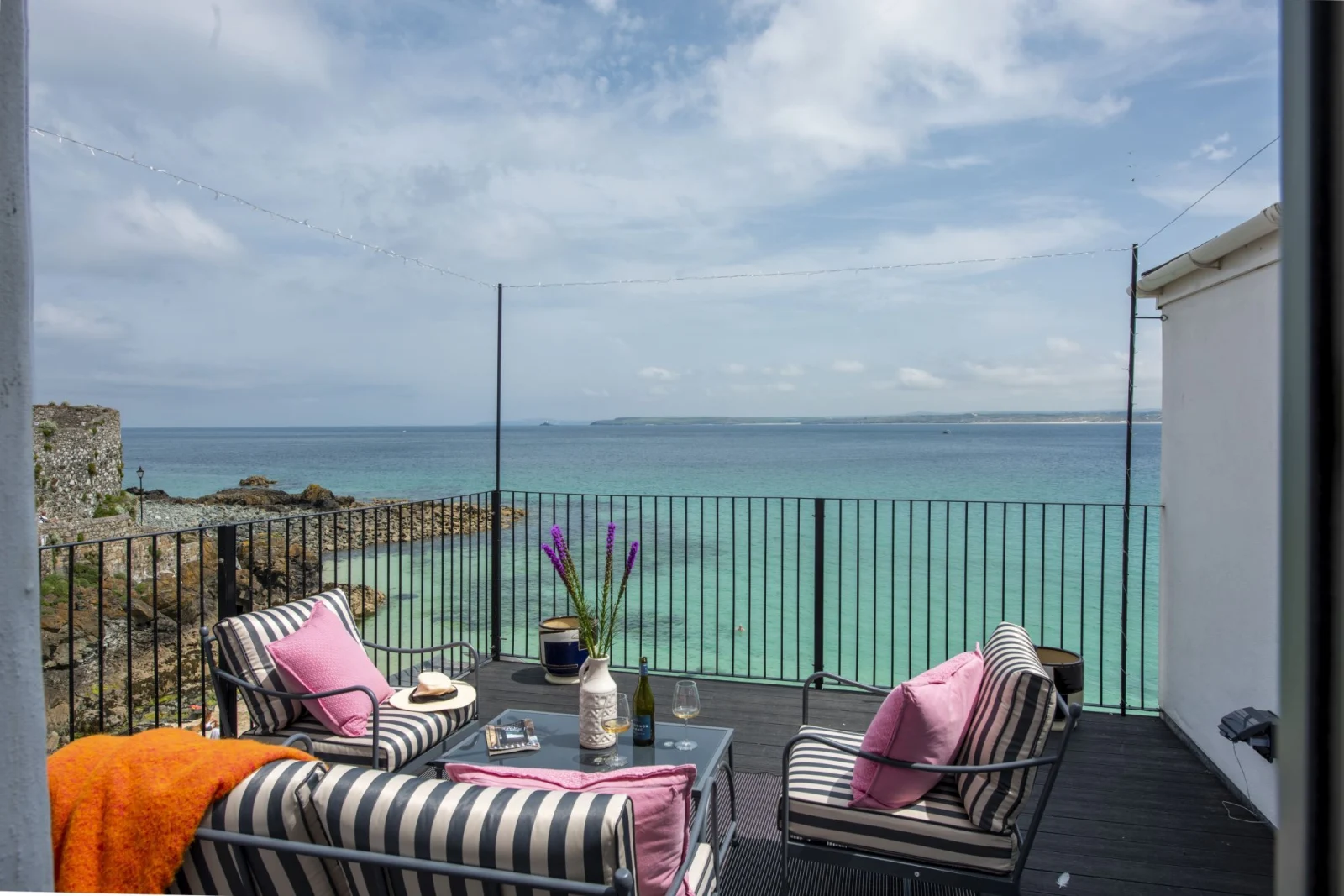 Balcony terrace, with ocean view, lounging chairs and coffee table - Mermaids 