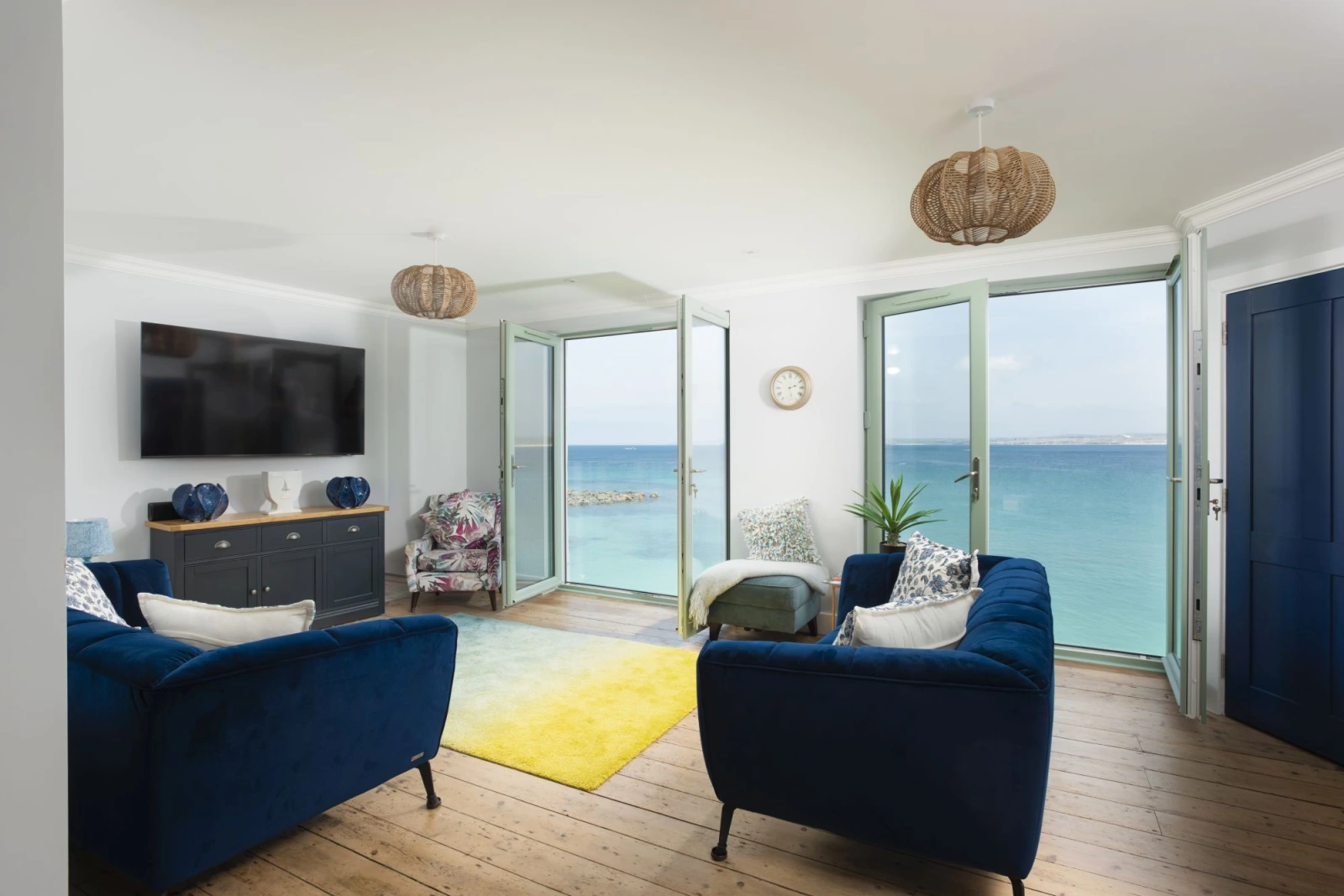 Living room with sofas, sea view, beach front - Mermaids