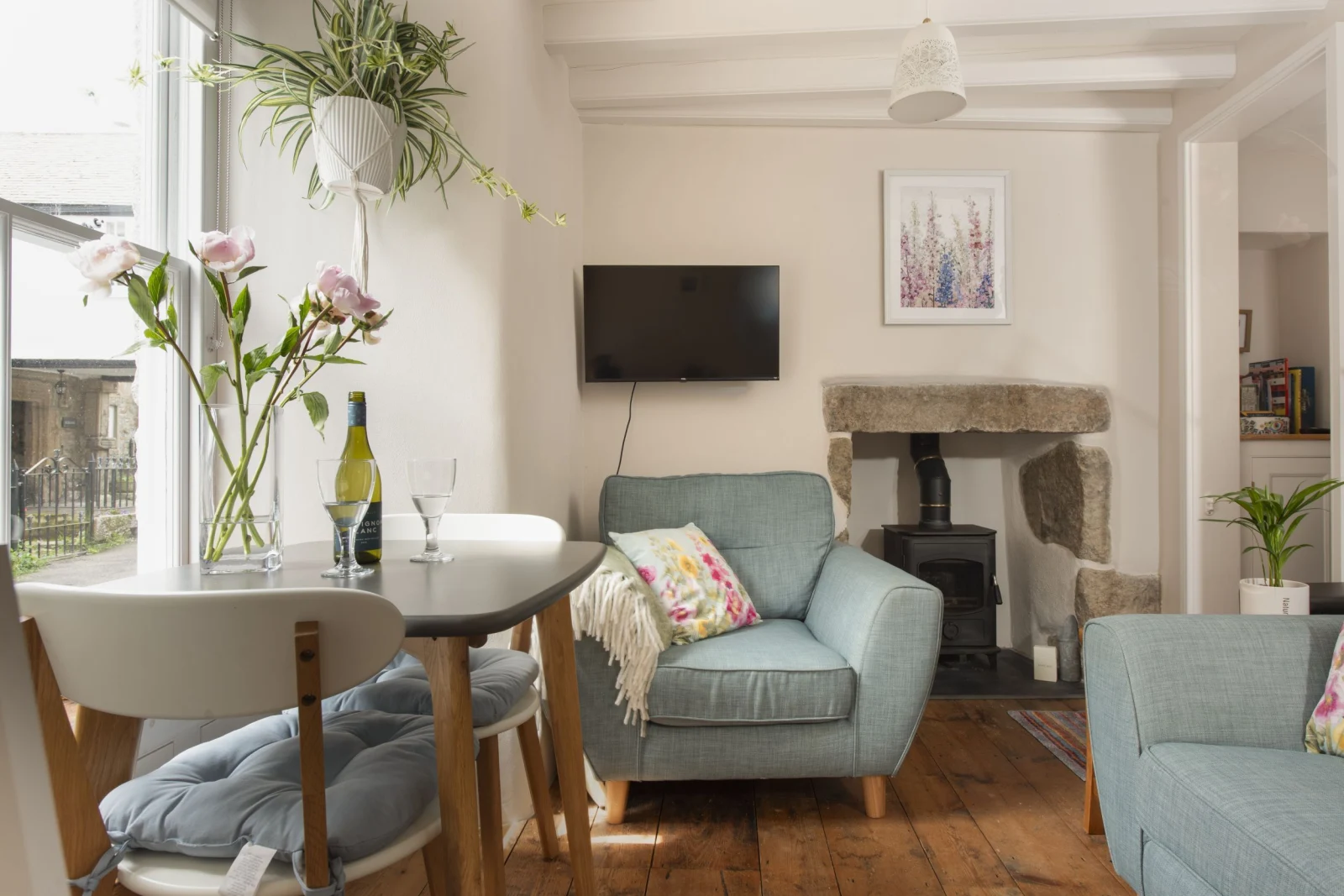 Living and dining area, table for 2 people, sofa's, TV - Berakah