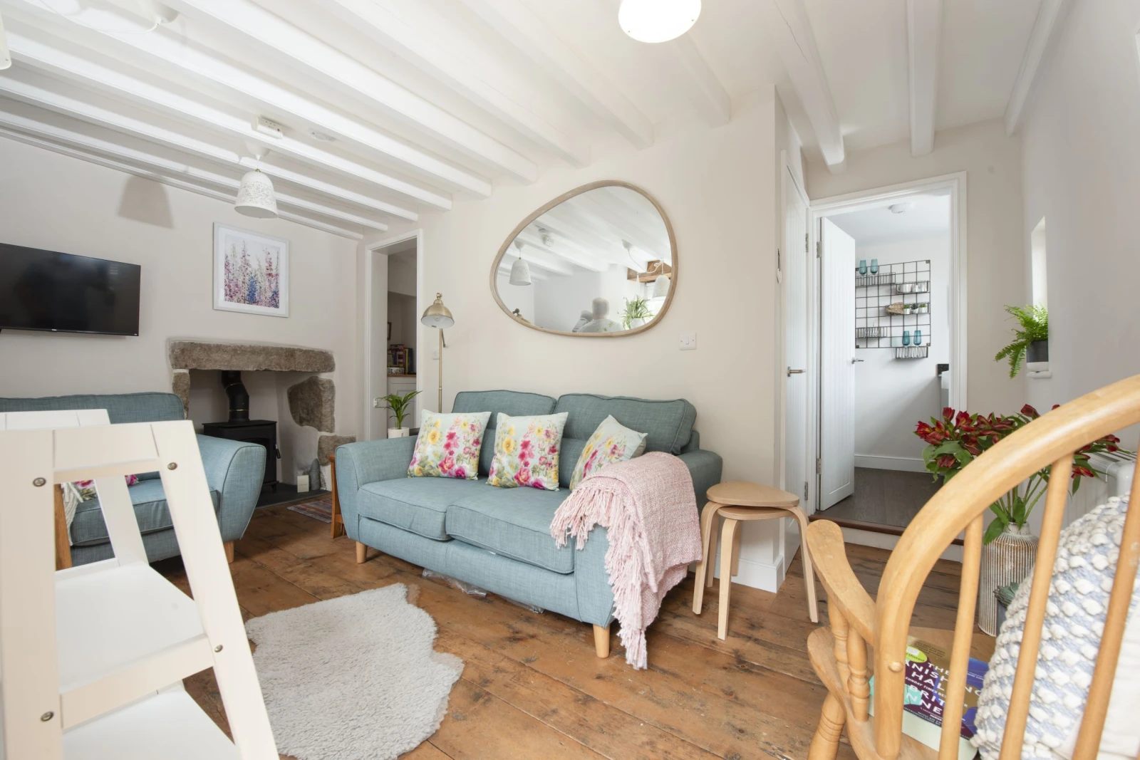 Cosy living area with 2 sofas, fireplace and Smart TV - Berakah
