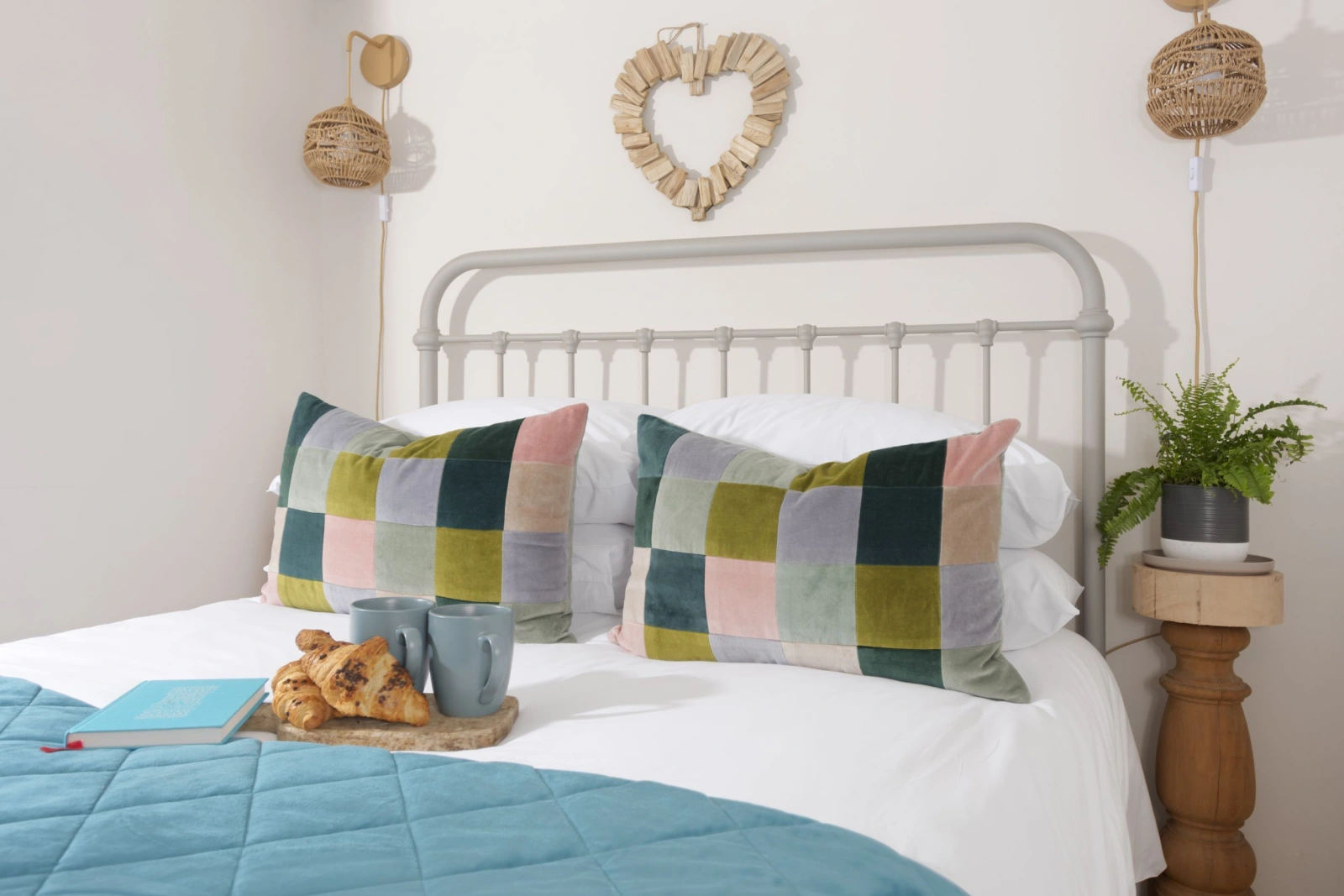 Cosy second bedroom, side tables and side lights - Berakah