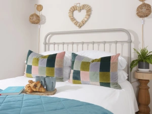 Cosy second bedroom, side tables and side lights - Berakah