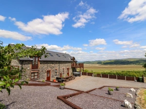 Llwyngwinau Isaf Barn