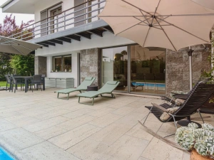 Equinox: Elegant house with a swimming pool