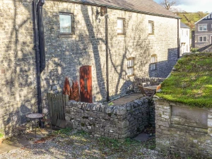 2 Primitive Mews