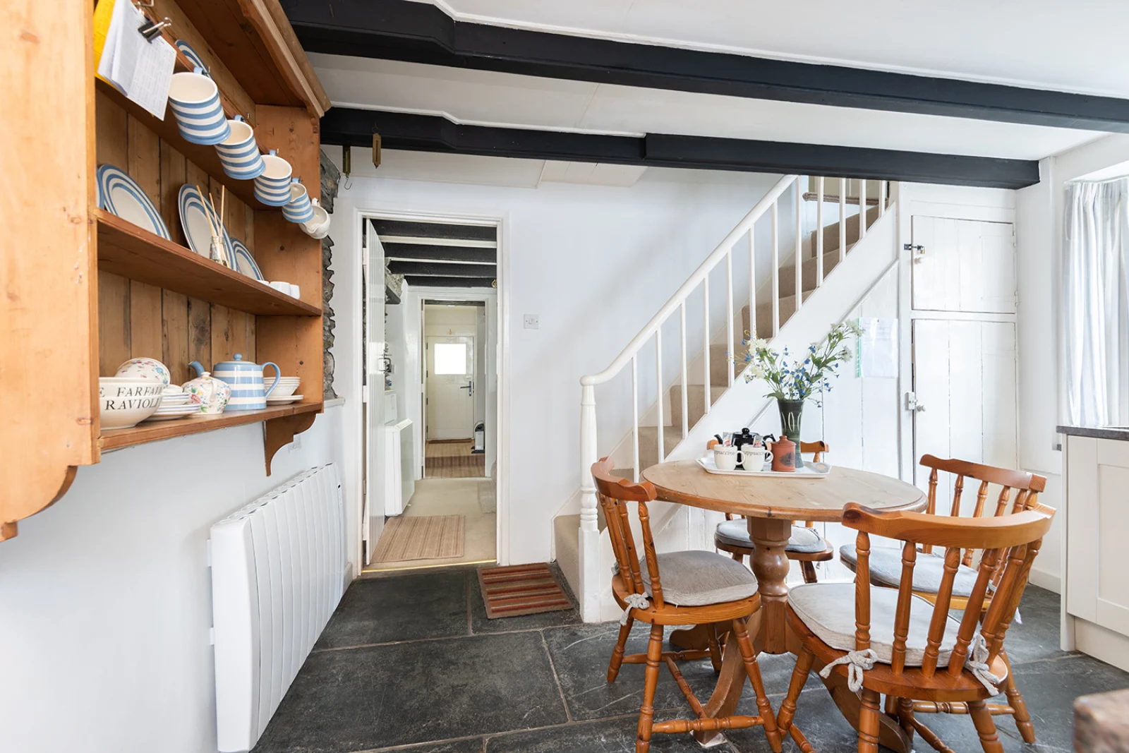 Kitchen & dining area