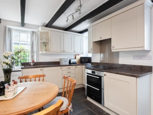 Kitchen & dining area