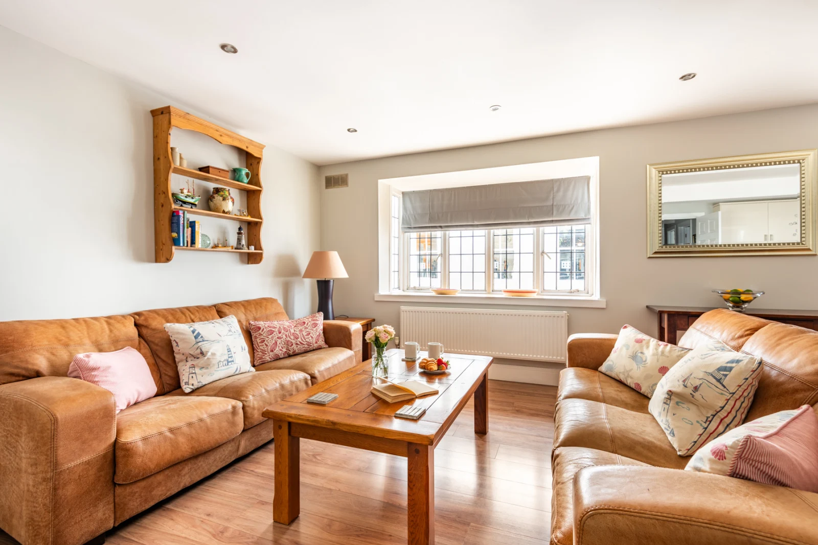 Spacious sitting area with two 3-seater sofas