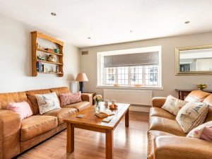 Spacious sitting area with two 3-seater sofas