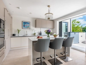 The kitchen and breakfast bar