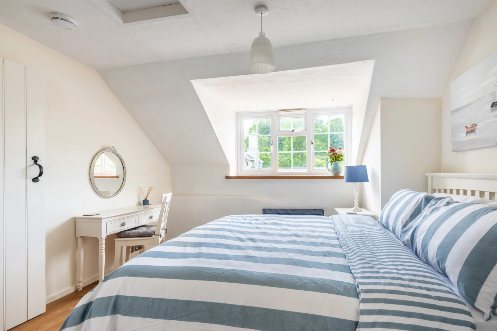 Bedroom with dormer window and 5ft king size bed. 
