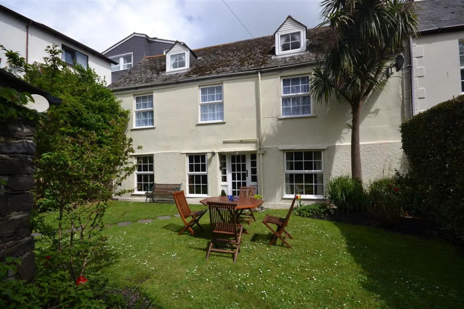 The lovely grassed garden.