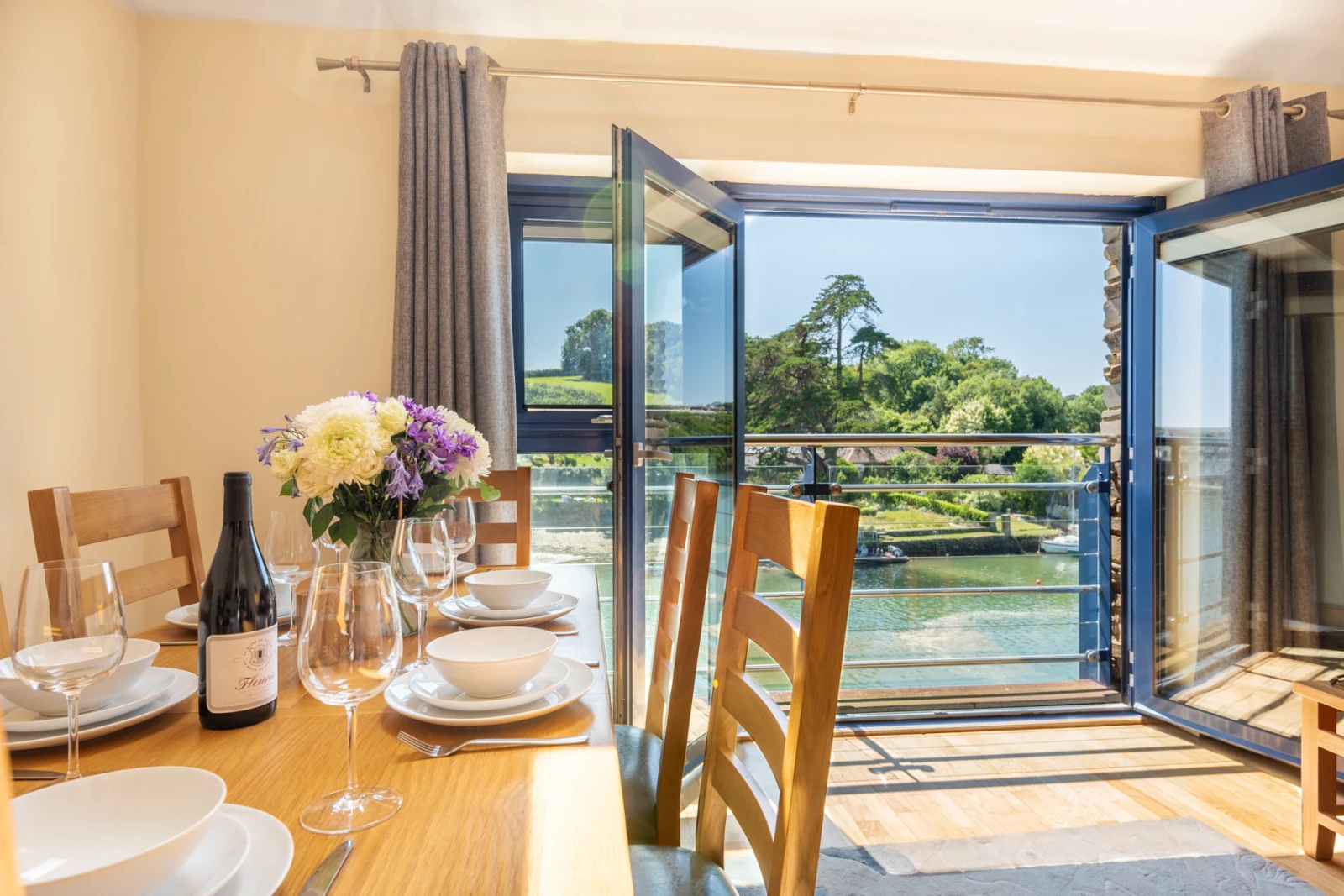 Dog friendly waterside apartment in Kingsbridge, Devon-a level walk into the centre of town.