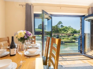 Dog friendly waterside apartment in Kingsbridge, Devon-a level walk into the centre of town.